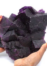 Les minéraux fluorescents : quand les pierres brillent dans le noir mineral 8