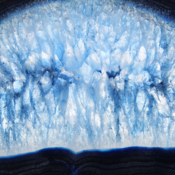 Tranche d’agate bleue allongée d’origine brésilienne