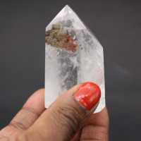 Prisme de cristal de roche à inclusion fantôme