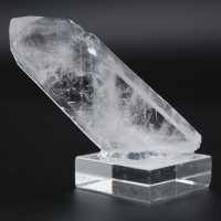 Cristal de quartz faden sur socle