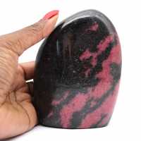 Roche en Rhodonite naturelle