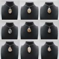 Pendentif ovale en agate fleur