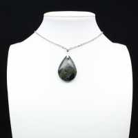 Pendentif de jaspe kambamba en forme de goutte