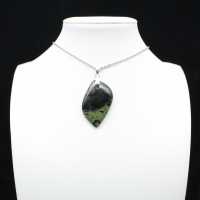 Pendentif de jaspe kambamba en forme de flamme