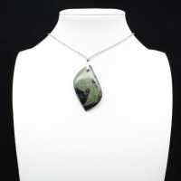 Pendentif de jaspe kambamba en forme de flamme
