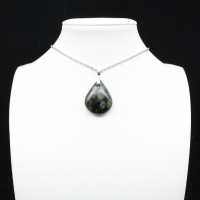 Pendentif de jaspe kambamba en forme de goutte