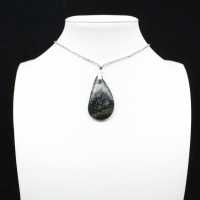Pendentif de jaspe kambamba en forme de goutte