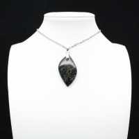 Pendentif de jaspe kambamba en forme de flamme
