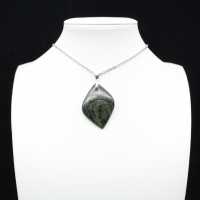 Pendentif de jaspe kambamba en forme de feuille
