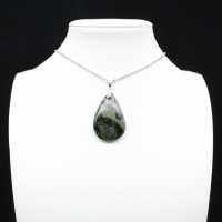 Pendentif de jaspe kambamba en forme de goutte