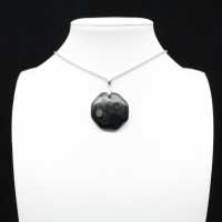 Pendentif de jaspe kambamba en forme d’octogone