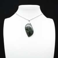 Pendentif de jaspe kambamba en forme de flamme