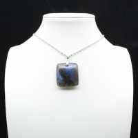 Pendentif carré en pierre de labradorite