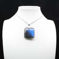 Pendentif carré en labradorite de Madagascar