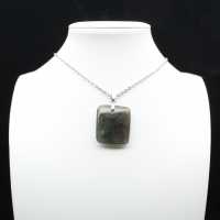 Pendentif carré en labradorite de Madagascar