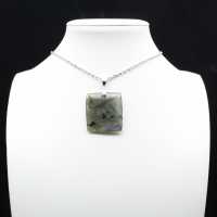 Pendentif carré en labradorite de Madagascar