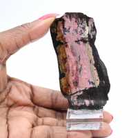 Pierre de Rhodonite naturelle minéral brut et unique
