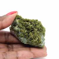 Petite épidote verte sur gangue marocaine Petite épidote verte sur gangue marocaine