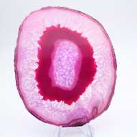 Section d’agate rose teinté polie