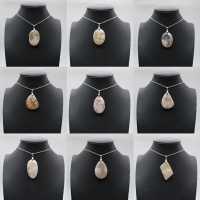 Pendentif ovale en agate fleur