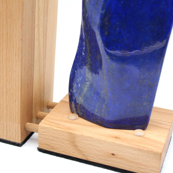 Lampe en bois et résine avec grande pierre de lapis-lazuli