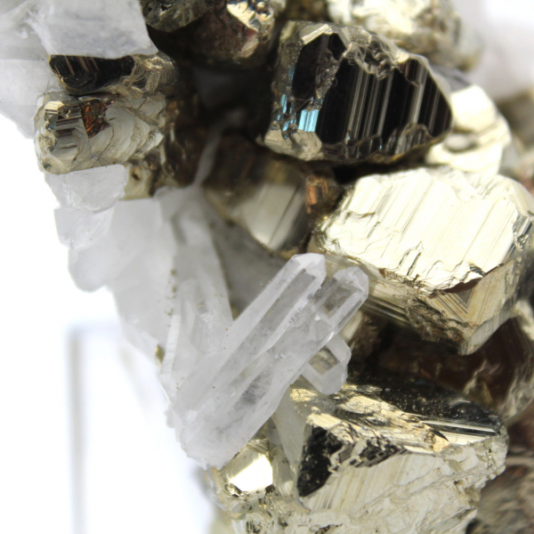 Grands cristaux de pyrite avec calcite