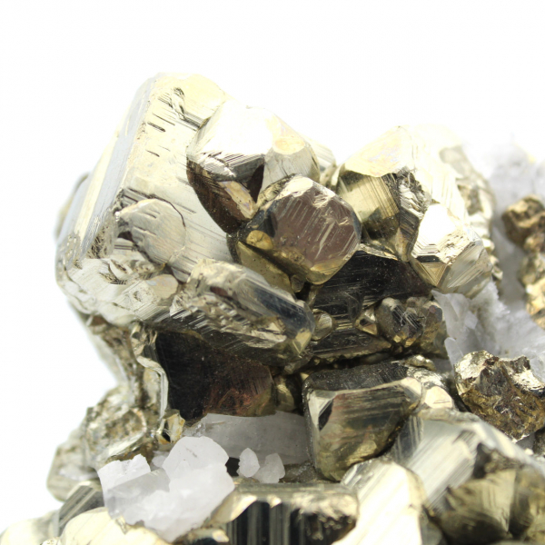 Grands cristaux de pyrite avec calcite