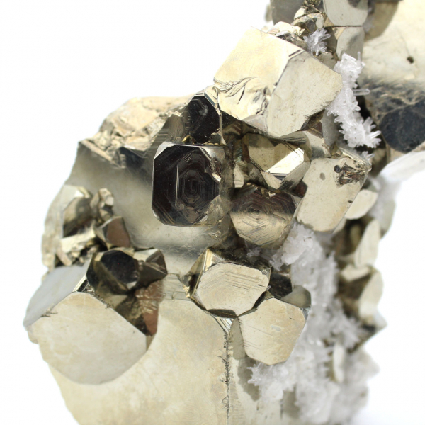 Grands cubes de pyrite avec cristaux de quartz