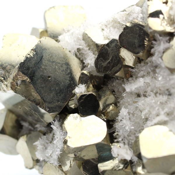 Grands cubes de pyrite avec cristaux de quartz