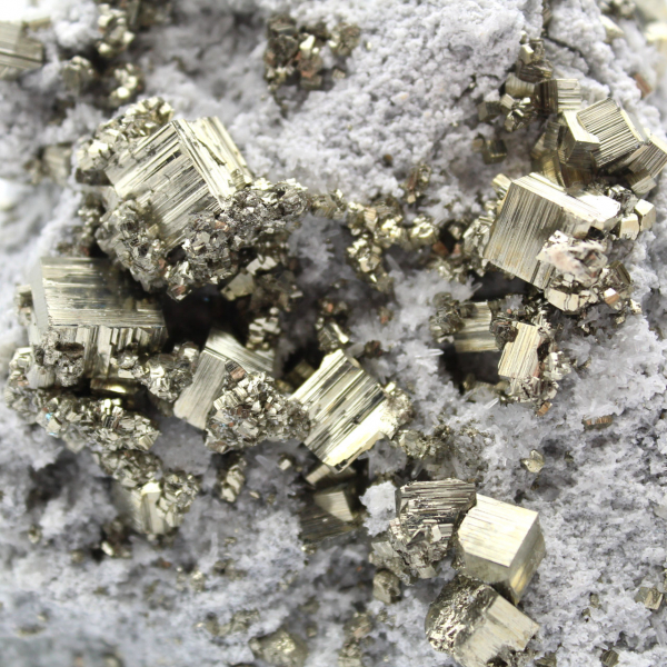 Pyrite sur gangue avec calcite et quartz