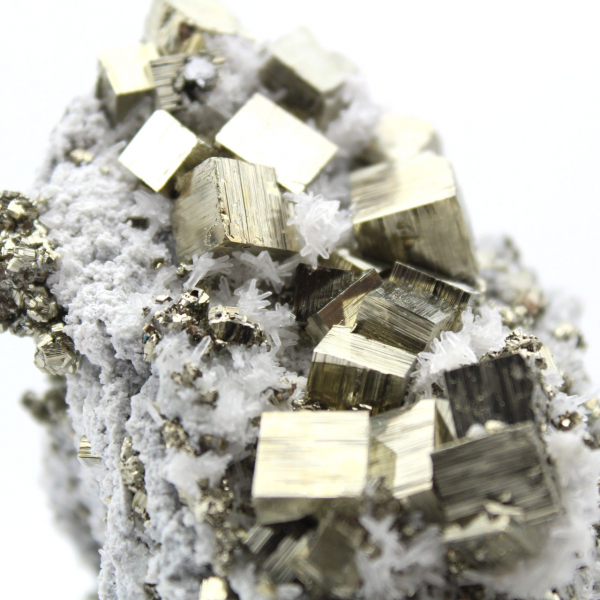 Pyrite sur gangue avec calcite et quartz