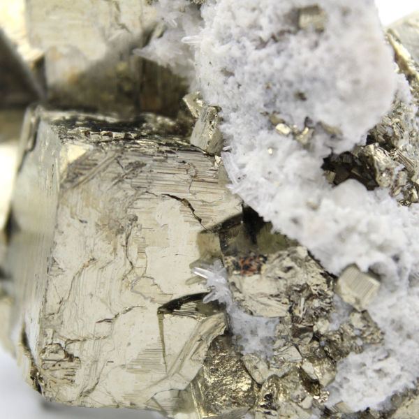 Pyrite sur gangue avec calcite et quartz