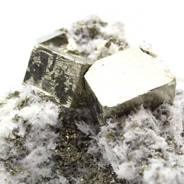 Pyrite sur gangue avec calcite et quartz