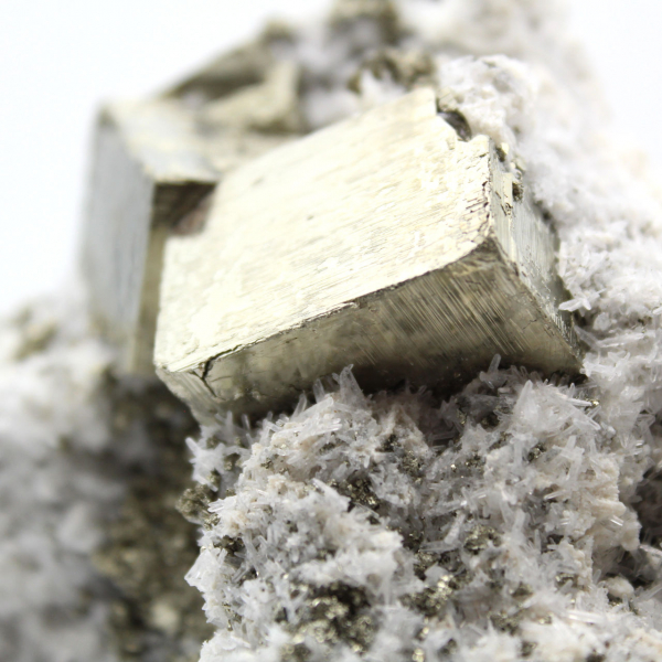 Pyrite sur gangue avec calcite et quartz