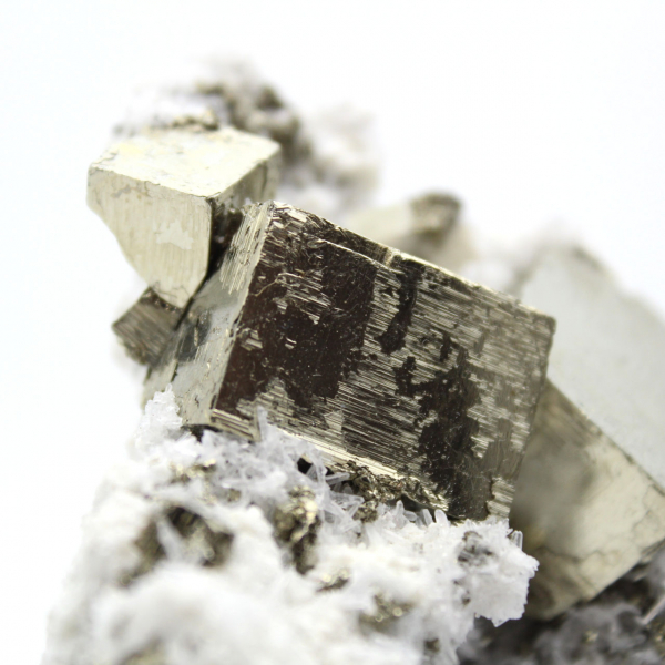 Pyrite sur gangue avec calcite et quartz