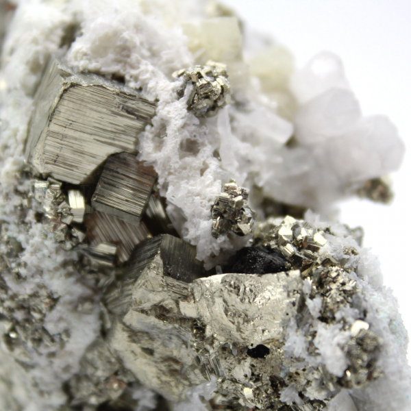 Pyrite sur gangue avec calcite et quartz