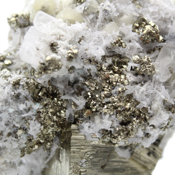 Pyrite sur gangue avec calcite et quartz