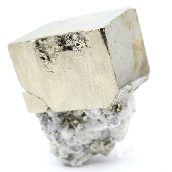 Grand cube de pyrite avec quartz calcite