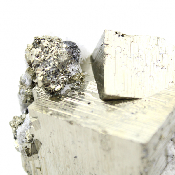 Grand cube de pyrite avec quartz calcite