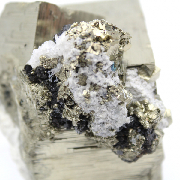 Grand cube de pyrite avec quartz calcite