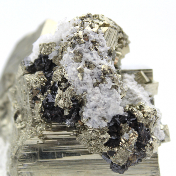 Grand cube de pyrite avec quartz calcite