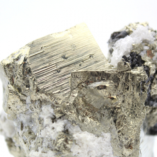 Grand cube de pyrite avec quartz calcite