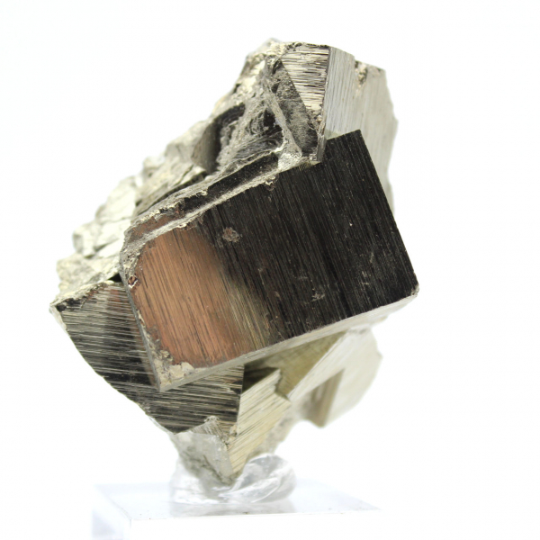 Cristaux naturels de pyrite sur socle