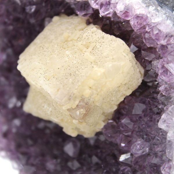 Cube de calcite sur améthyste