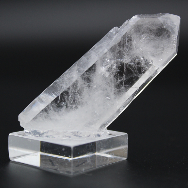 Cristal de quartz faden sur socle