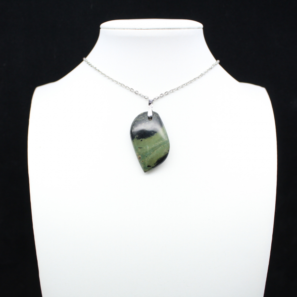 Pendentif de jaspe kambamba en forme de flamme