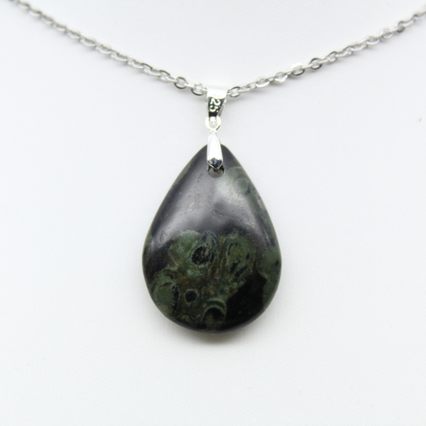 Pendentif de jaspe kambamba en forme de goutte
