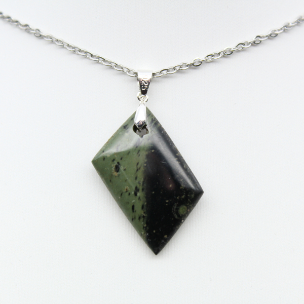 Pendentif de jaspe kambamba de forme de losange