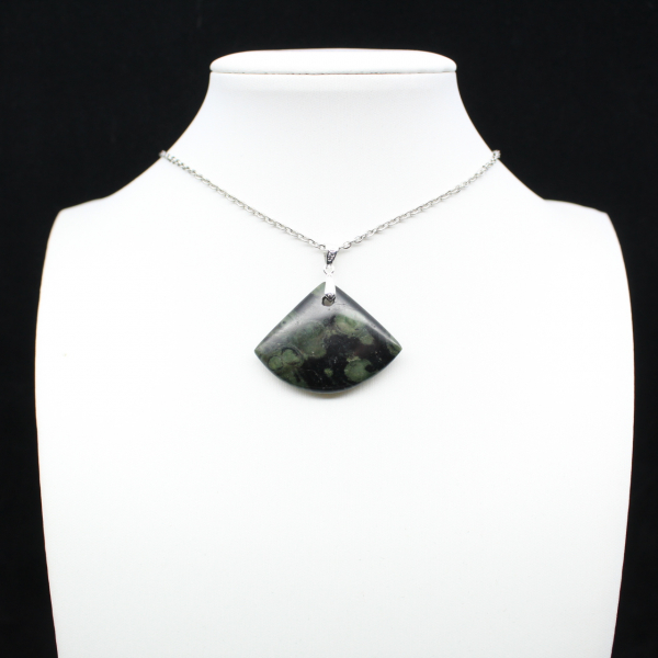 Pendentif de jaspe kambamba de forme d’éventail