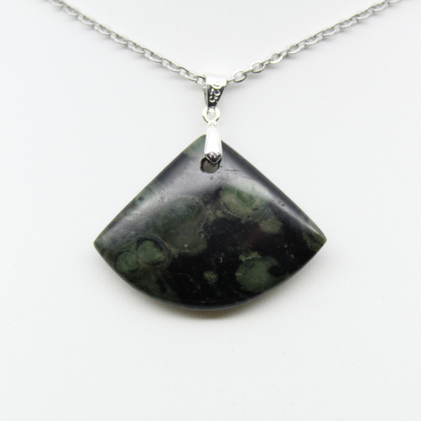 Pendentif de jaspe kambamba de forme d’éventail